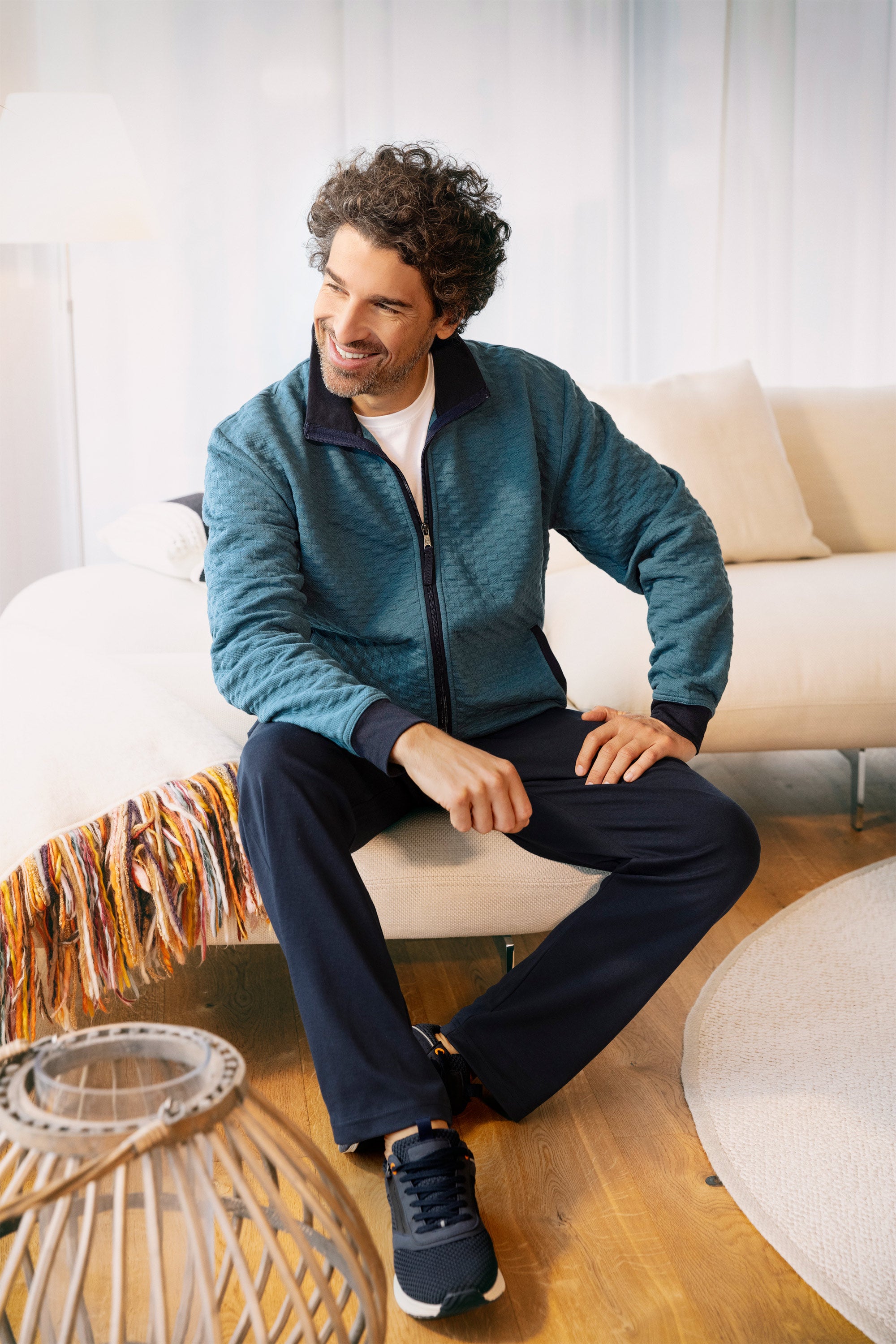 Steppjacke mit Reißverschluss in Petrol für Herren mit dunklem Kragen und Manschetten.