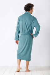 Ein langer, blaugrüner Herrenbademantel mit Schnürung in der Taille.