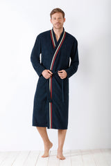 Marineblauer Bademantel für Herren mit rot-weiß gestreiftem Revers.
