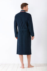 Marineblauer Bademantel für Herren mit gestreiftem Kragen.