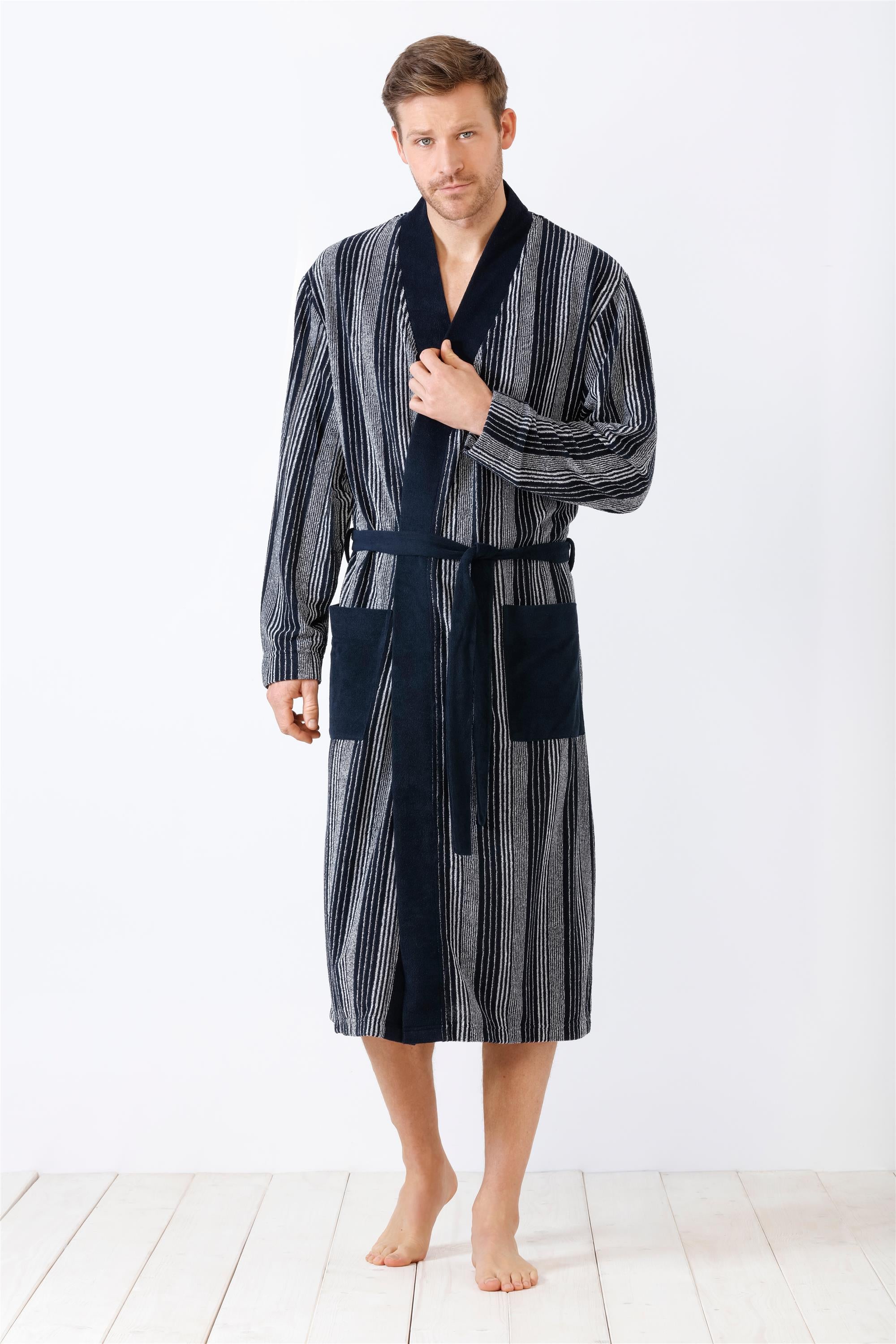 Marineblau-weiß gestreifter Herrenmantel mit einfarbig marineblauem Kragen, Gürtel und zwei Vordertaschen.
