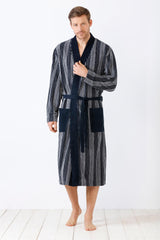 Marineblau-weiß gestreifter Herrenmantel mit einfarbig marineblauem Kragen, Gürtel und zwei Vordertaschen.