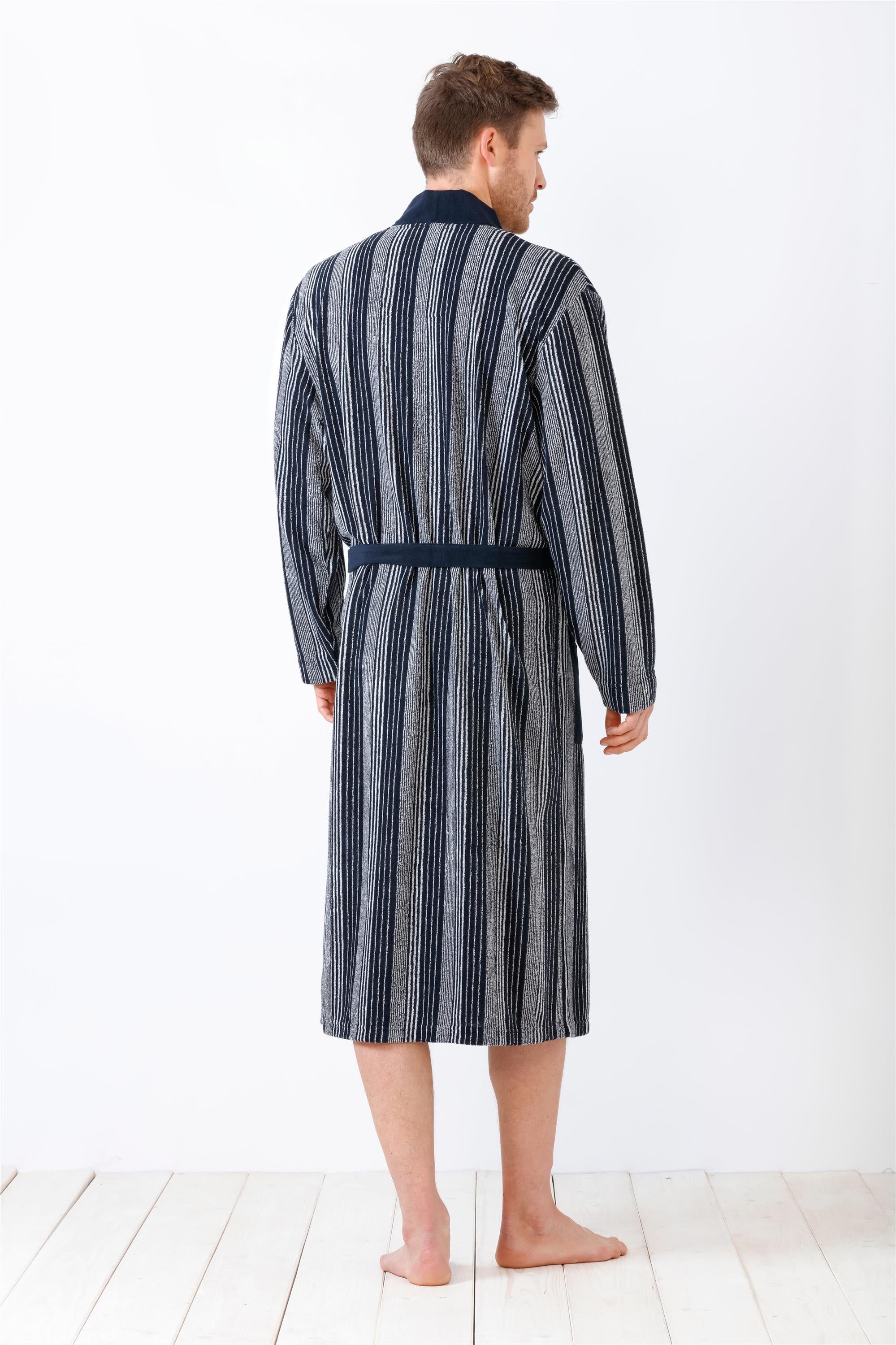 Marineblau-weiß gestreifter knielanger Bademantel für Herren mit dunkelblauem Kragen und Schärpe.