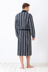 Marineblau-weiß gestreifter knielanger Bademantel für Herren mit dunkelblauem Kragen und Schärpe.