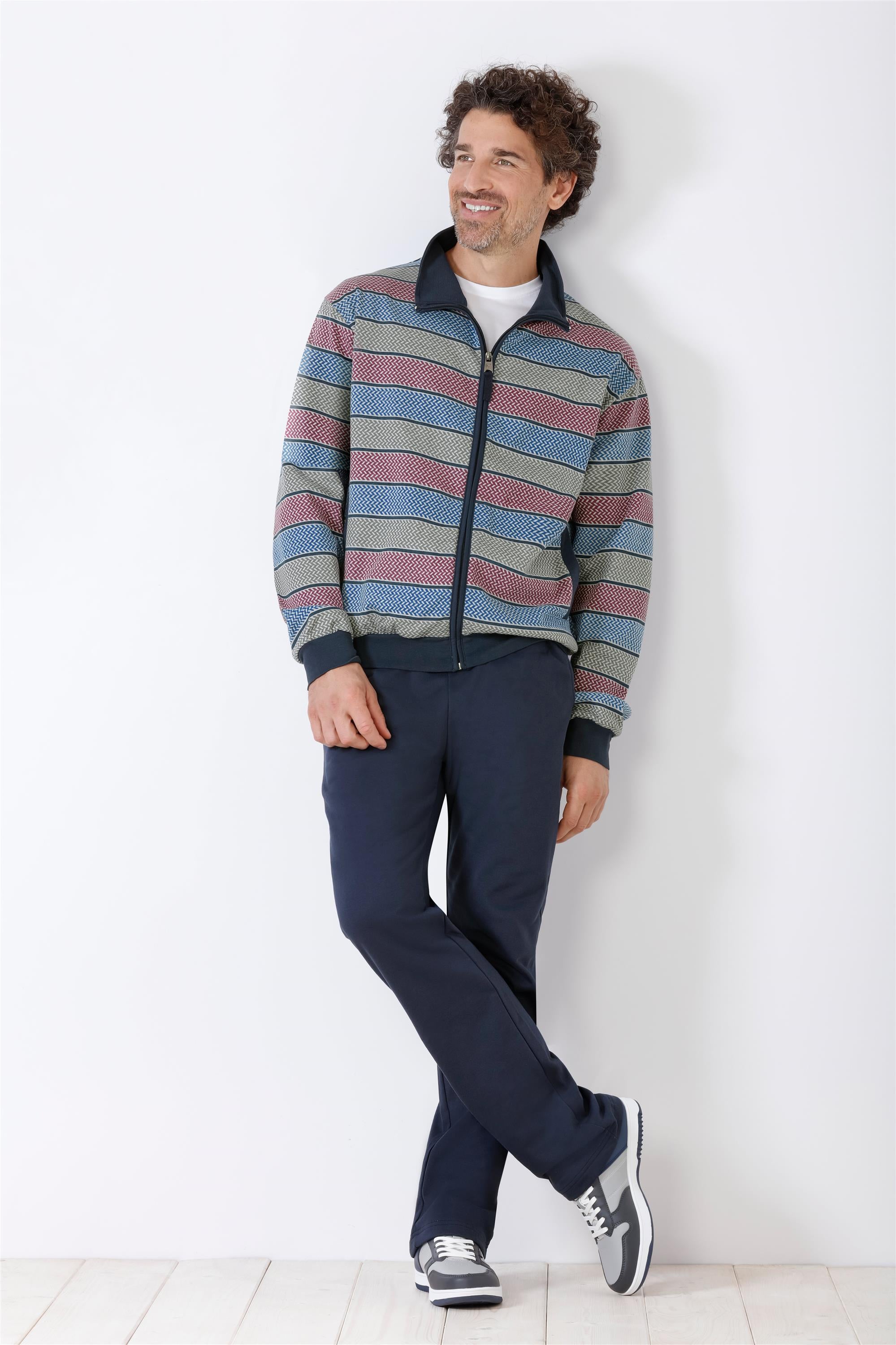 Gestreifte Herren-Trainingsjacke mit durchgehendem Reißverschluss.