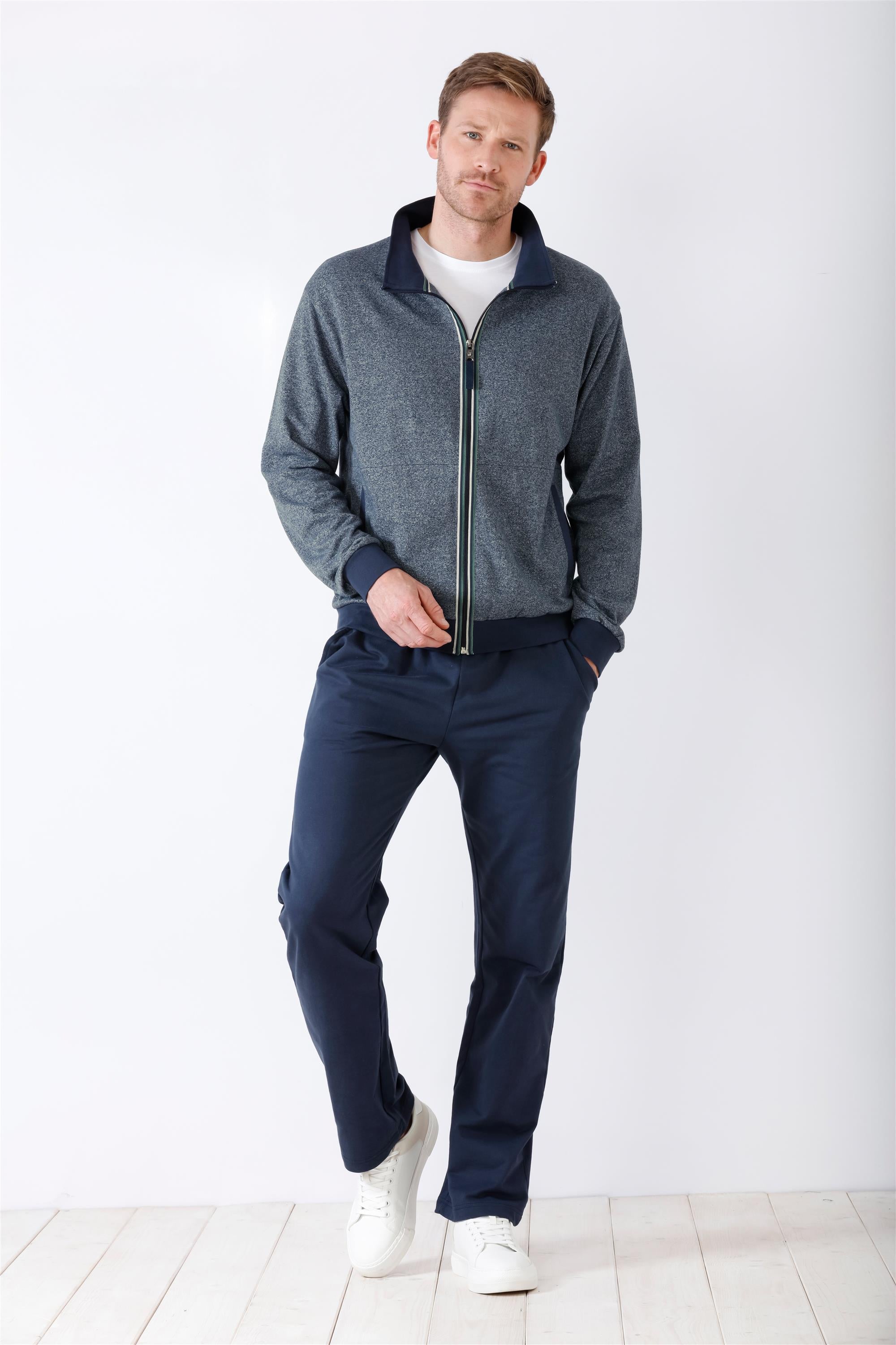 Dunkelgraue Herrenjacke mit Reißverschluss und marineblauem Saum und passende marineblaue Hose.