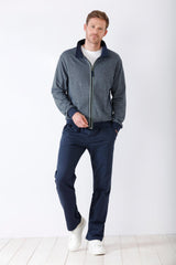 Dunkelgraue Herrenjacke mit Reißverschluss und marineblauem Saum und passende marineblaue Hose.