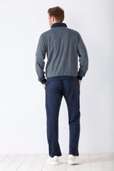 Marineblauer und grauer Trainingsanzug mit durchgehendem Reißverschluss und weißen Turnschuhen für Herren