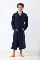 Dunkelblauer Bademantel aus Frottee für Herren.