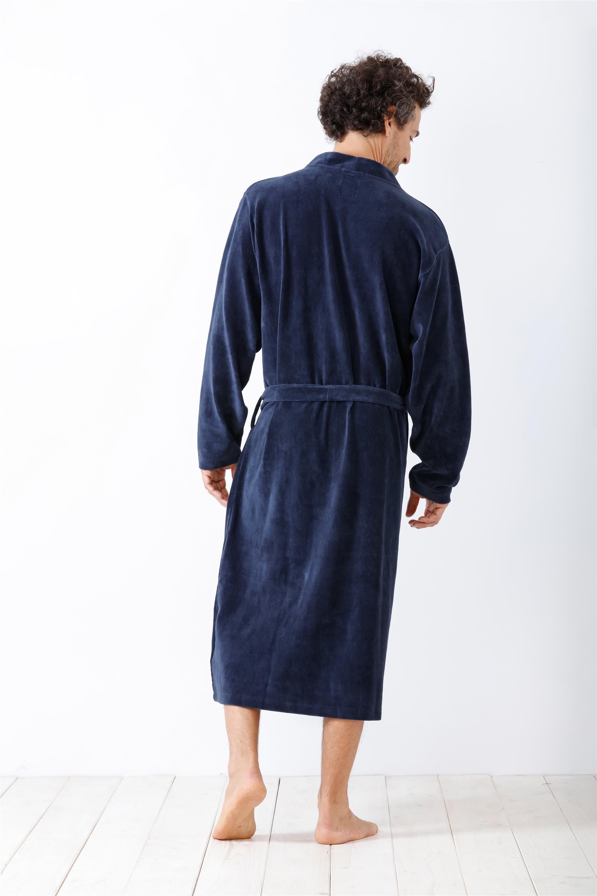 Ein dunkelblauer, bodenlanger Frotteebademantel mit Bindegürtel.