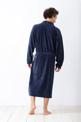 Ein dunkelblauer, bodenlanger Frotteebademantel mit Bindegürtel.