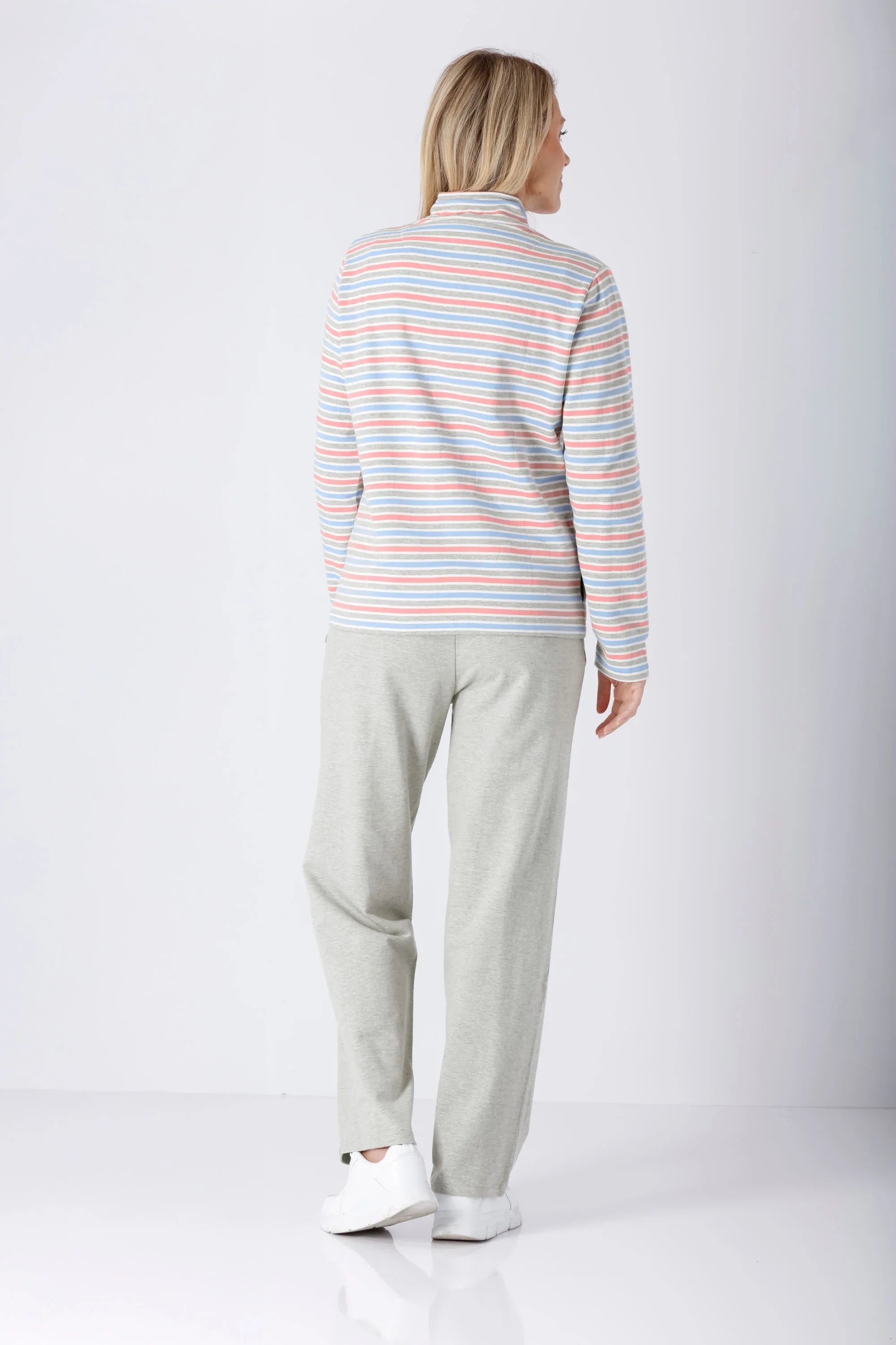 Frau in Damen Freizeitanzug mit pastellgestreiftem Langarm-Highneck-Top