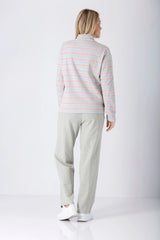 Frau in Damen Freizeitanzug mit pastellgestreiftem Langarm-Highneck-Top