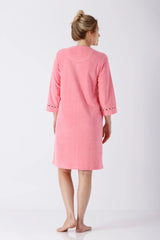 Damen Frottee-Freizeitmantel in weichem Rosa mit Stickerei an den Bündchen