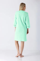 Mintgrüner Dreiviertelärmel-Nachtmantel mit schwarzem Pünktelbesatz an Manschetten