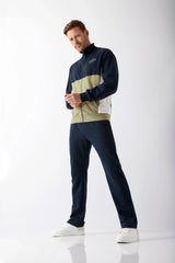 Herren Freizeitanzug: Marineblau-beige Blockjacke mit Stickerei-Logo