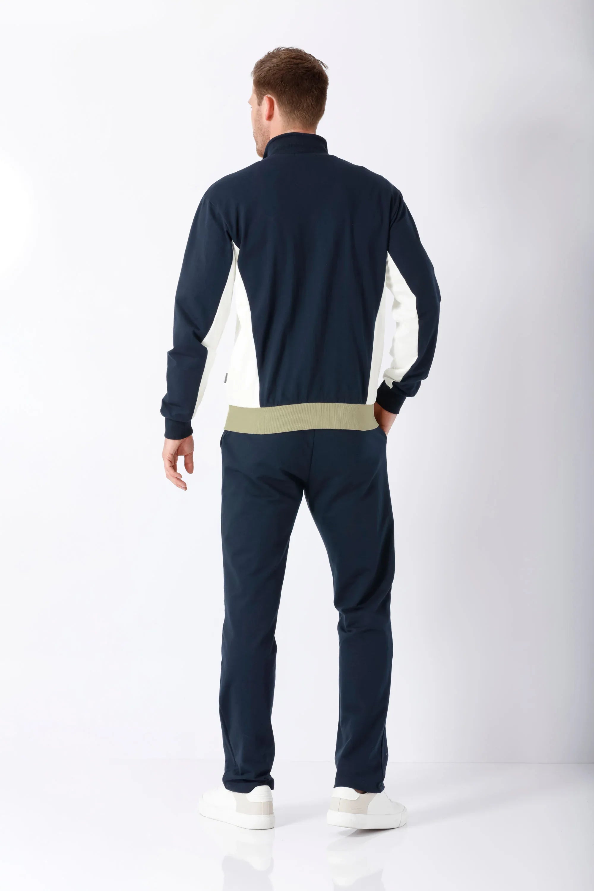 Herren Freizeitanzug in marineblau-weiß mit beigem Bund