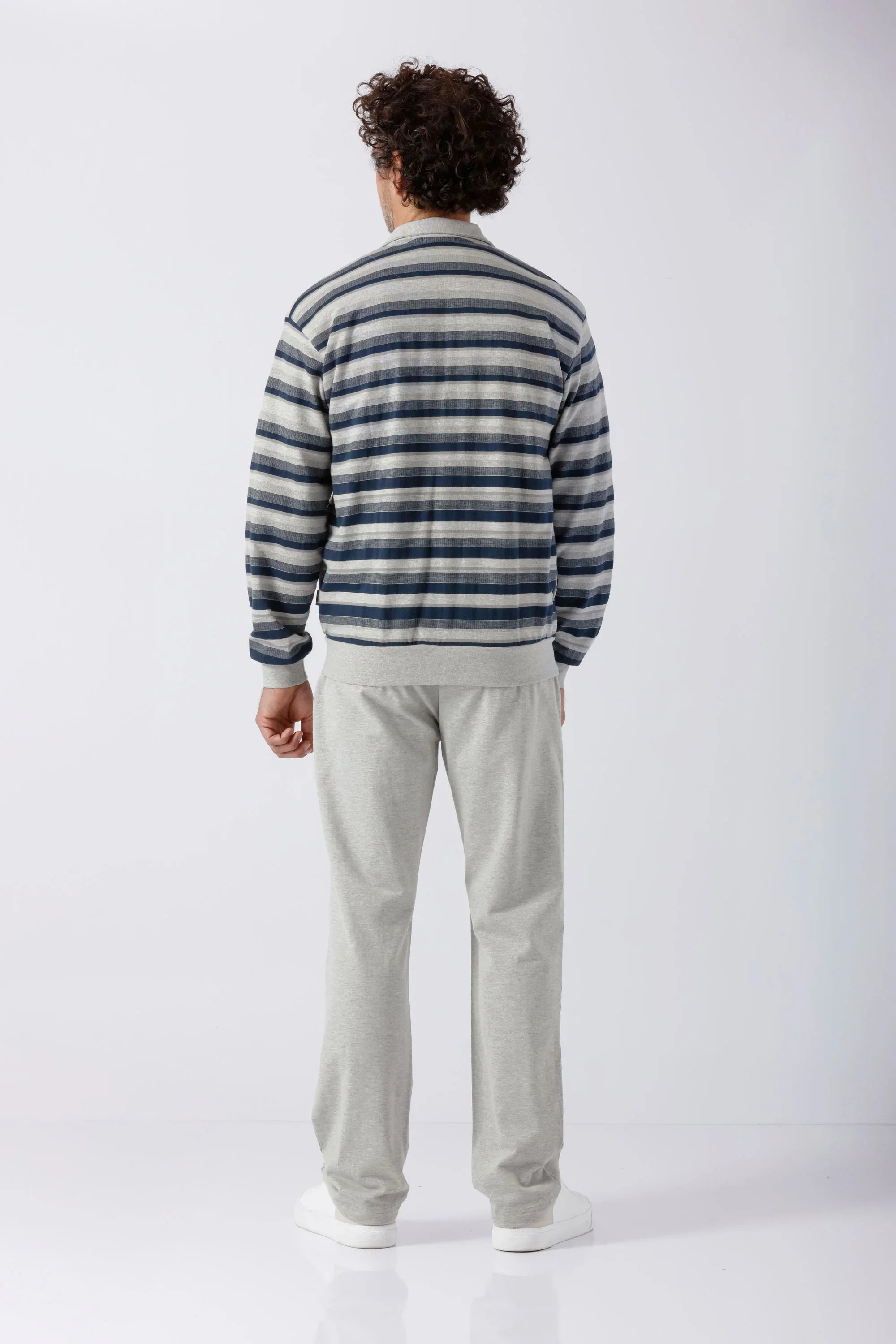 Mann in marine-grauem gestreiftem Bomber-Jackett mit Rippenbündchen, Herren Freizeitanzug