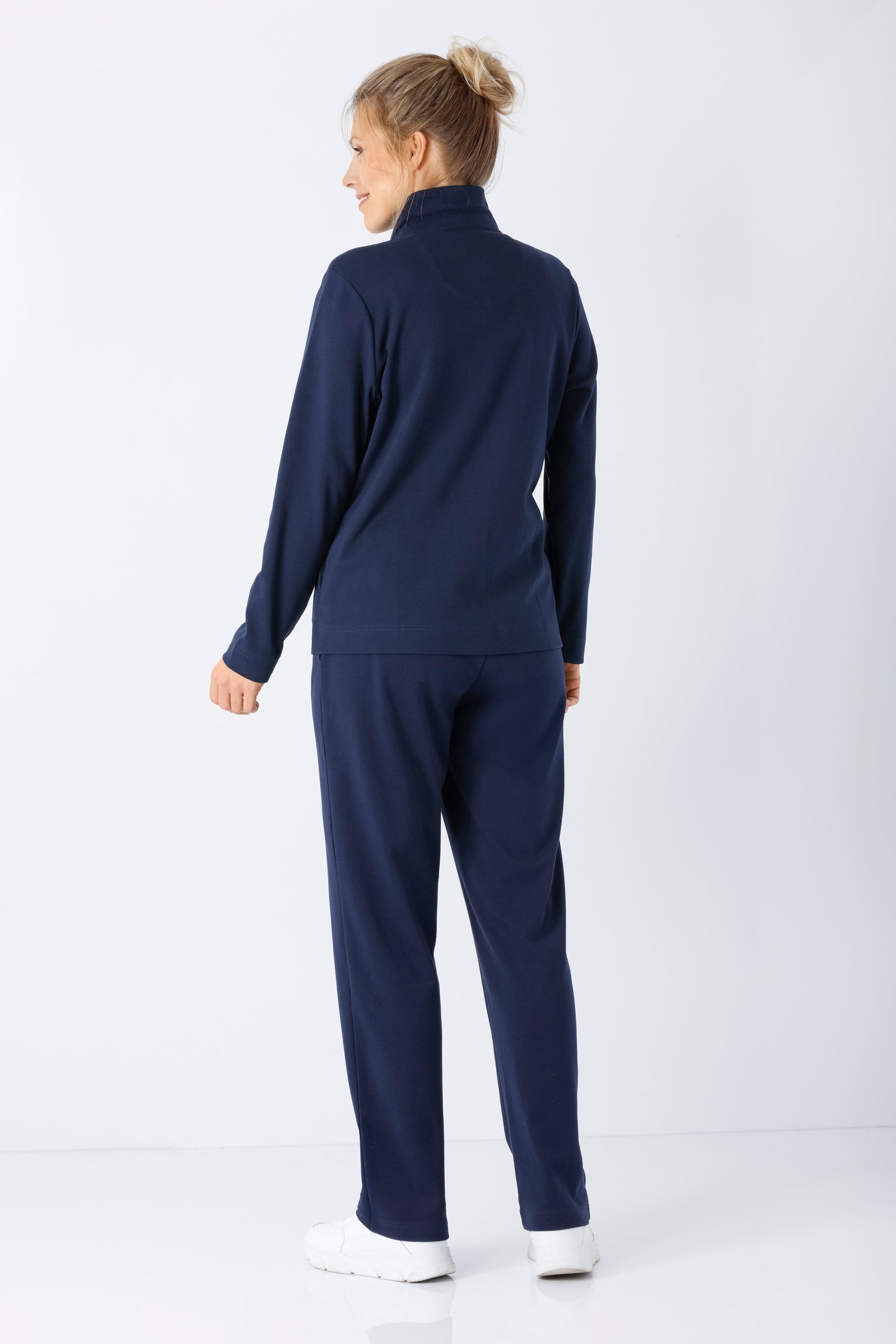 Navyblauer damen freizeitanzug klima komfort mit langärmligem rollkragen und passender hose aus atmungsaktivem material