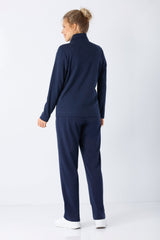 Navyblauer damen freizeitanzug klima komfort mit langärmligem rollkragen und passender hose aus atmungsaktivem material