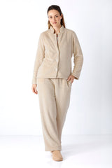 Beige teddy-fleece damenanzug mit knopfjacke und passenden weiten hosen aus leinenstoff