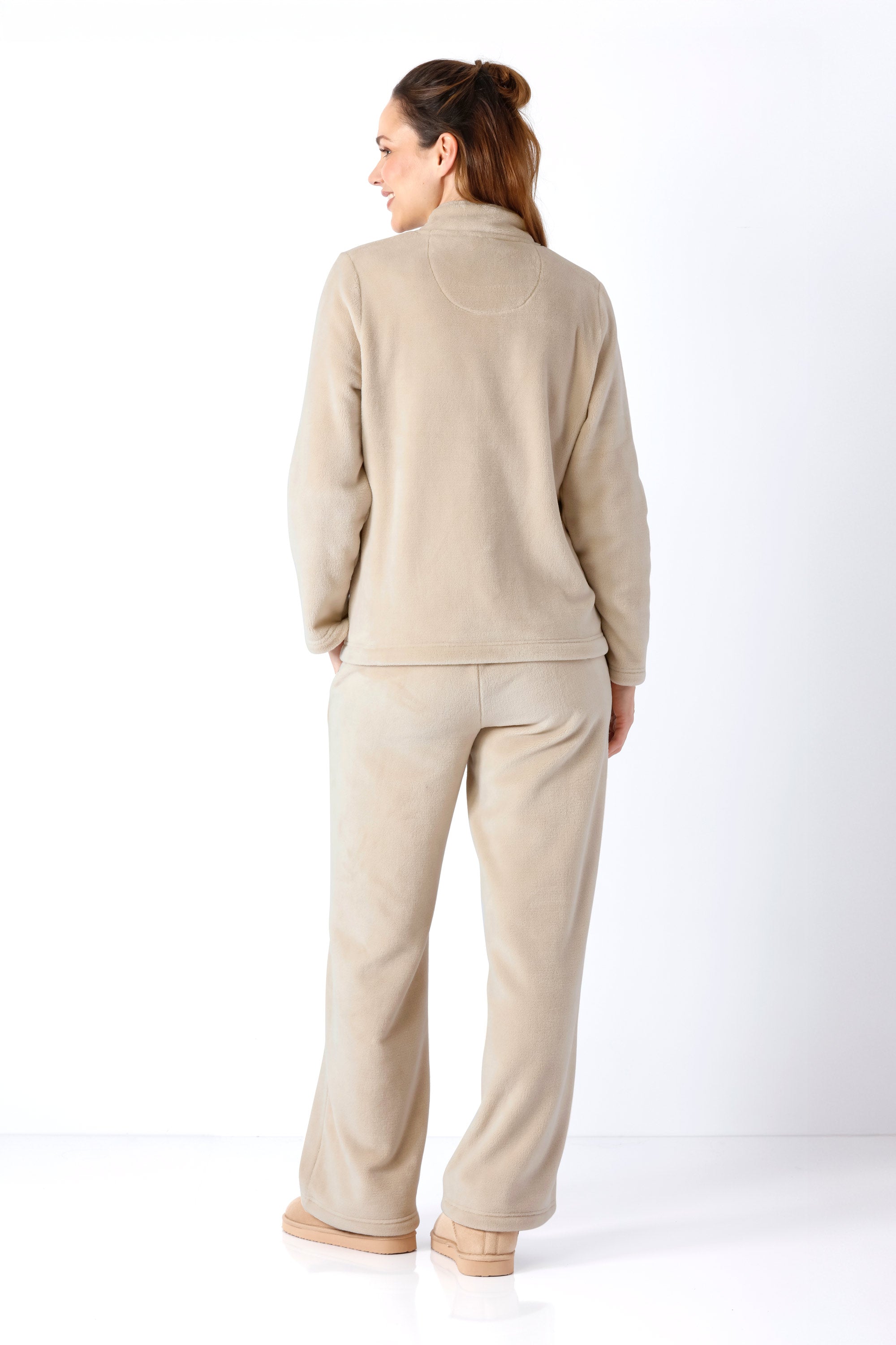 Beige teddy-fleece damen anzug mit hohem kragen und lockerem sitz aus weichem fleece material