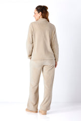 Beige teddy-fleece damen anzug mit hohem kragen und lockerem sitz aus weichem fleece material