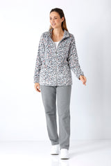 Graue leopard print teddy fleece zipjacke mit weichem, plüschigem material und dezenten rosa akzenten am reißverschlussgriff