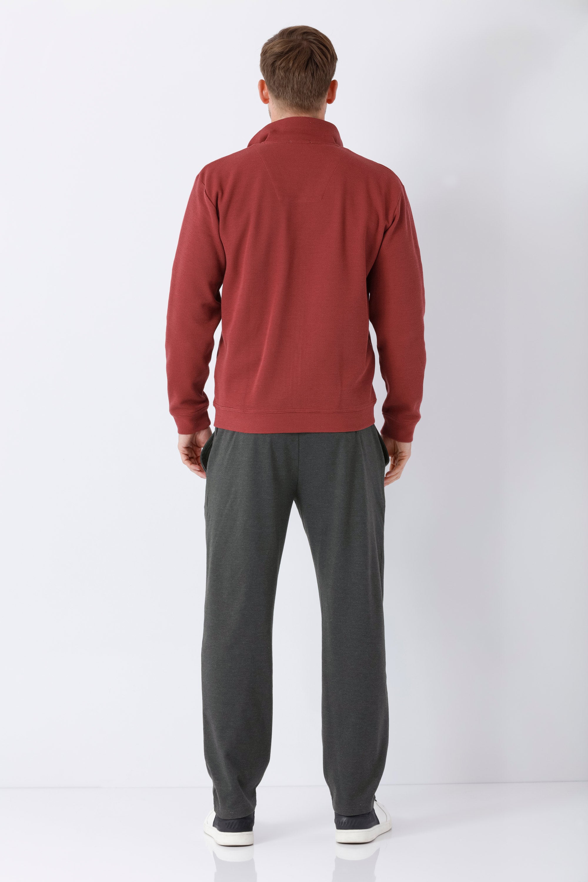 Ein herren freizeit-anzug klima komfort in rot mit rippenbündchen und dunkelgrauer hose für komfortable gelegenheiten