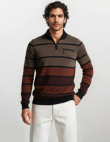 Braunes und schwarzes gestreiftes Poloshirt mit Reißverschluss-Detail, wahrscheinlich aus Baumwolle oder Polyester-Mischung gefertigt.