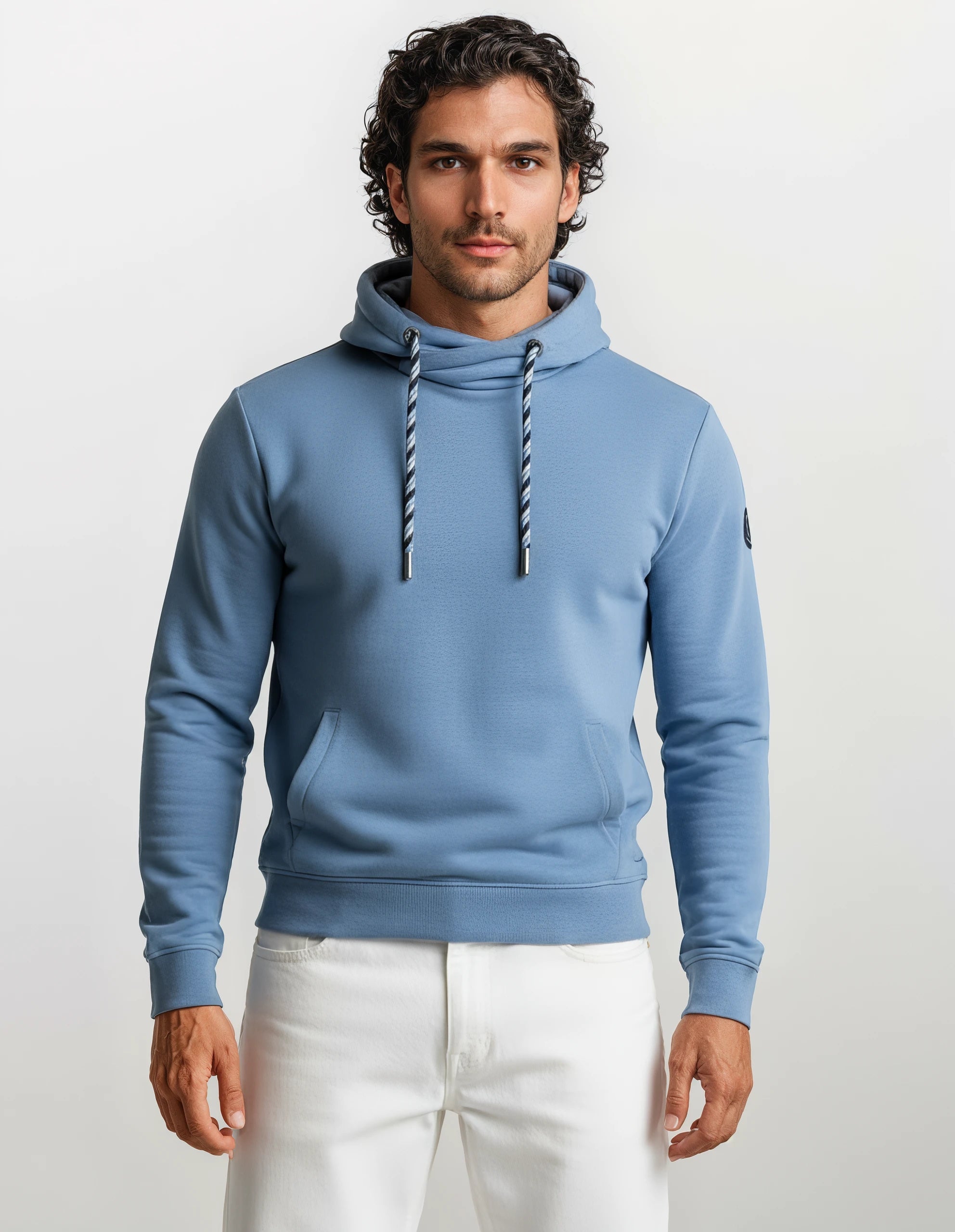 Blaues Hoodie mit Kordelzugkapuze und gerippten Bündchen, aus weichem Baumwollstoff.