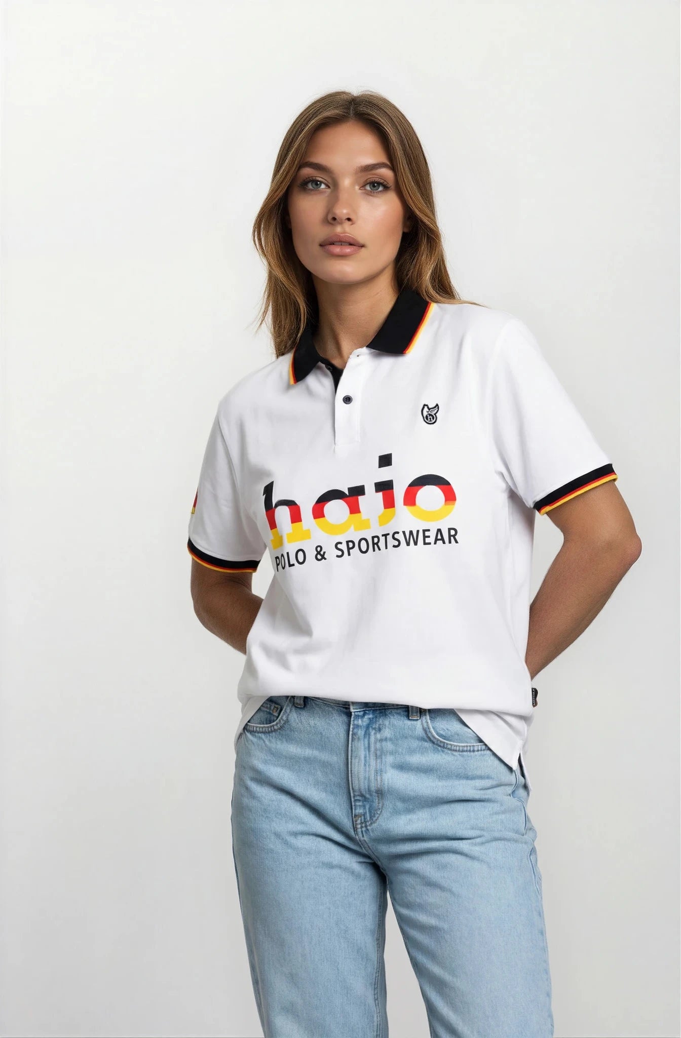 Weißes Hajo Fanshirt mit schwarzem-gelber Borte und farbigem Hao-Logo