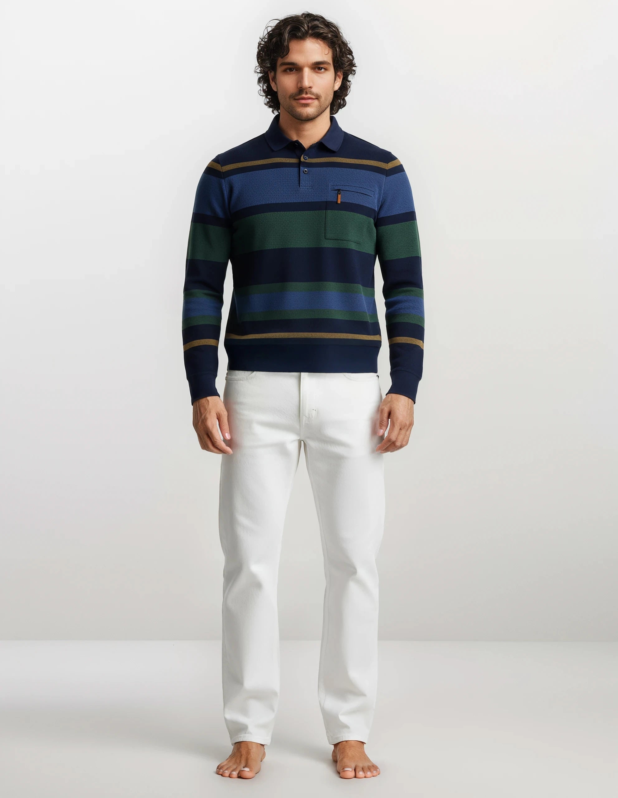 Poloshirt mit marineblauen, grünen und weißen Streifen, aus Baumwolle gefertigt.