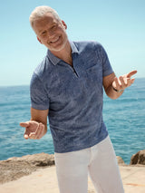 Allover-bedrucktes Poloshirt in Leinenoptik mit blauem Muster und hellem Kragen