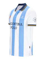 Ein hellblau-weiß gestreiftes Polohemd Argentina Polo EL POLISTA mit marineblauem Kragen und goldenen Paspeln