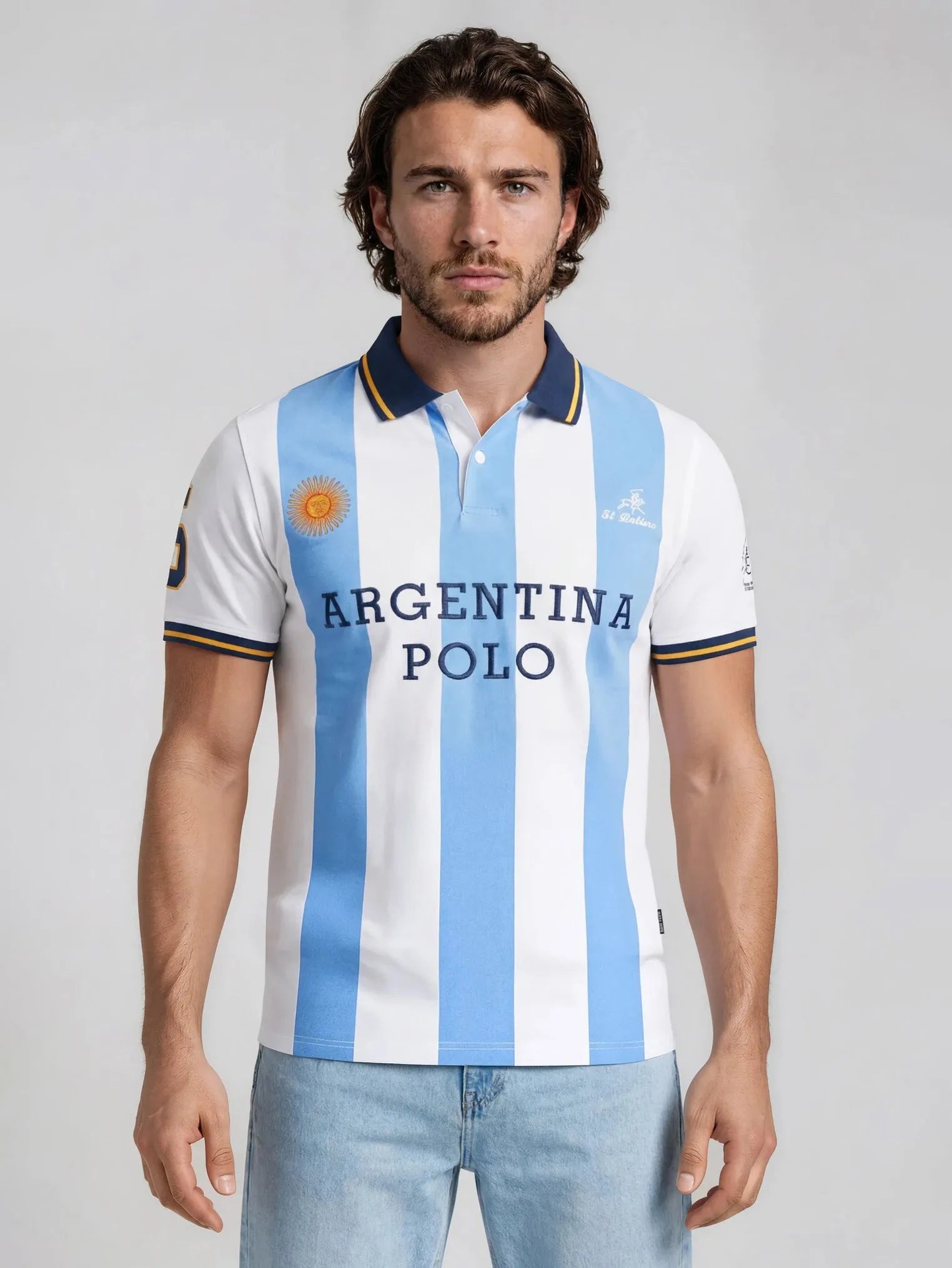 Ein mann trägt ein argentinien polo el polista shirt in weiß und hellblau mit navy trim und schwarzer schrift