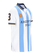 Leichtblaues und weiß gestreiftes Polohemd el polista mit marineblauem Kragen, goldener Nummer 3 und sonnensymbol in Argentinien Polo