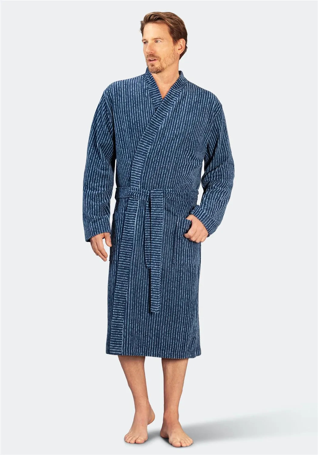 Marineblau-weiß gestreifter Morgenmantel aus weicher Baumwolle mit Bindeband in der Taille.