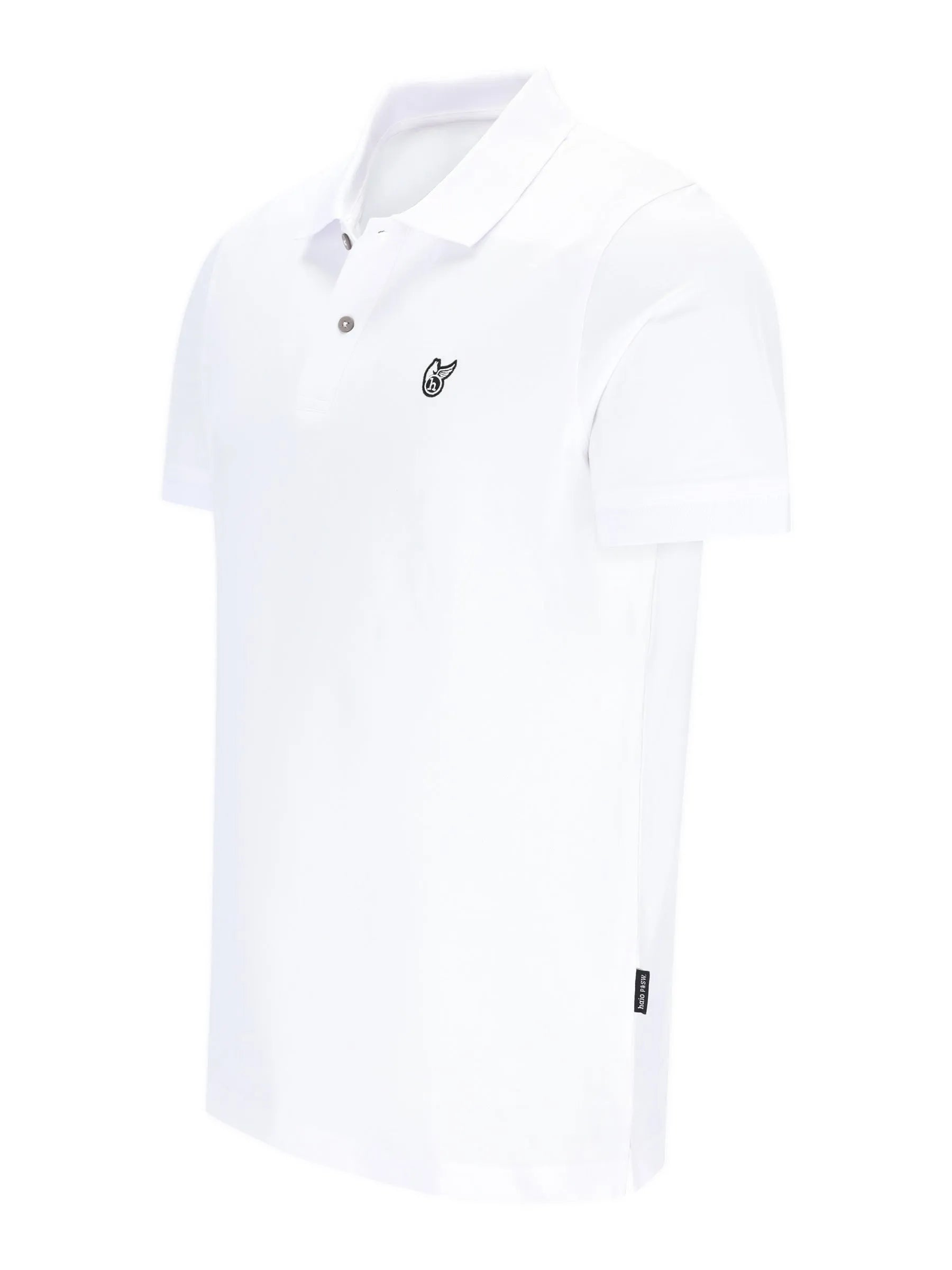 Weißes basic piqué-poloshirt mit kurzen ärmeln, dezentem logo-stick auf der brust und markenetikett an der seitennaht