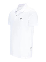 Weißes basic piqué-poloshirt mit kurzen ärmeln, dezentem logo-stick auf der brust und markenetikett an der seitennaht