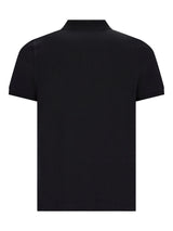 Schwarzes basic piqué-poloshirt mit klassischem kragen und glattem stoff aus kurzarmmaterial