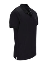 Schwarzes basic piqué-poloshirt mit kurzem arm, dezentem logo und kontrastierendem innenkragen