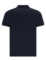 Basic piqué-poloshirt in marineblau mit kurzärmeln klassischem kragen und glattem, einfarbigem stoff