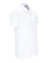 Weißes basic piqué-poloshirt mit kurzen ärmeln und dezentem sticklogo auf der brust