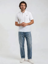Weißes basic piqué-poloshirt mit kurzen ärmeln und kleinem sticklogo auf der linken brust