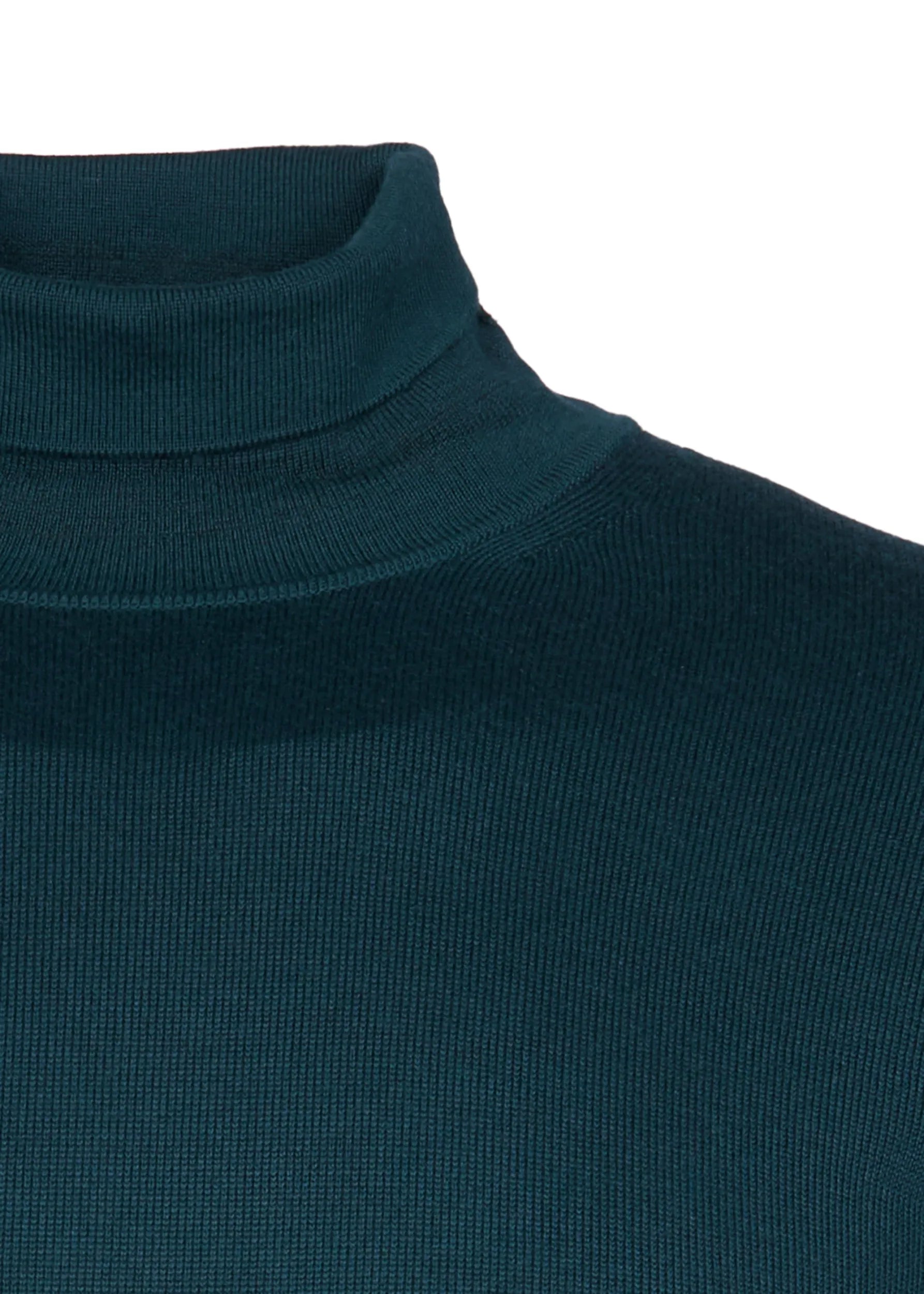 Dunkelgrüner Rollkragenpullover.