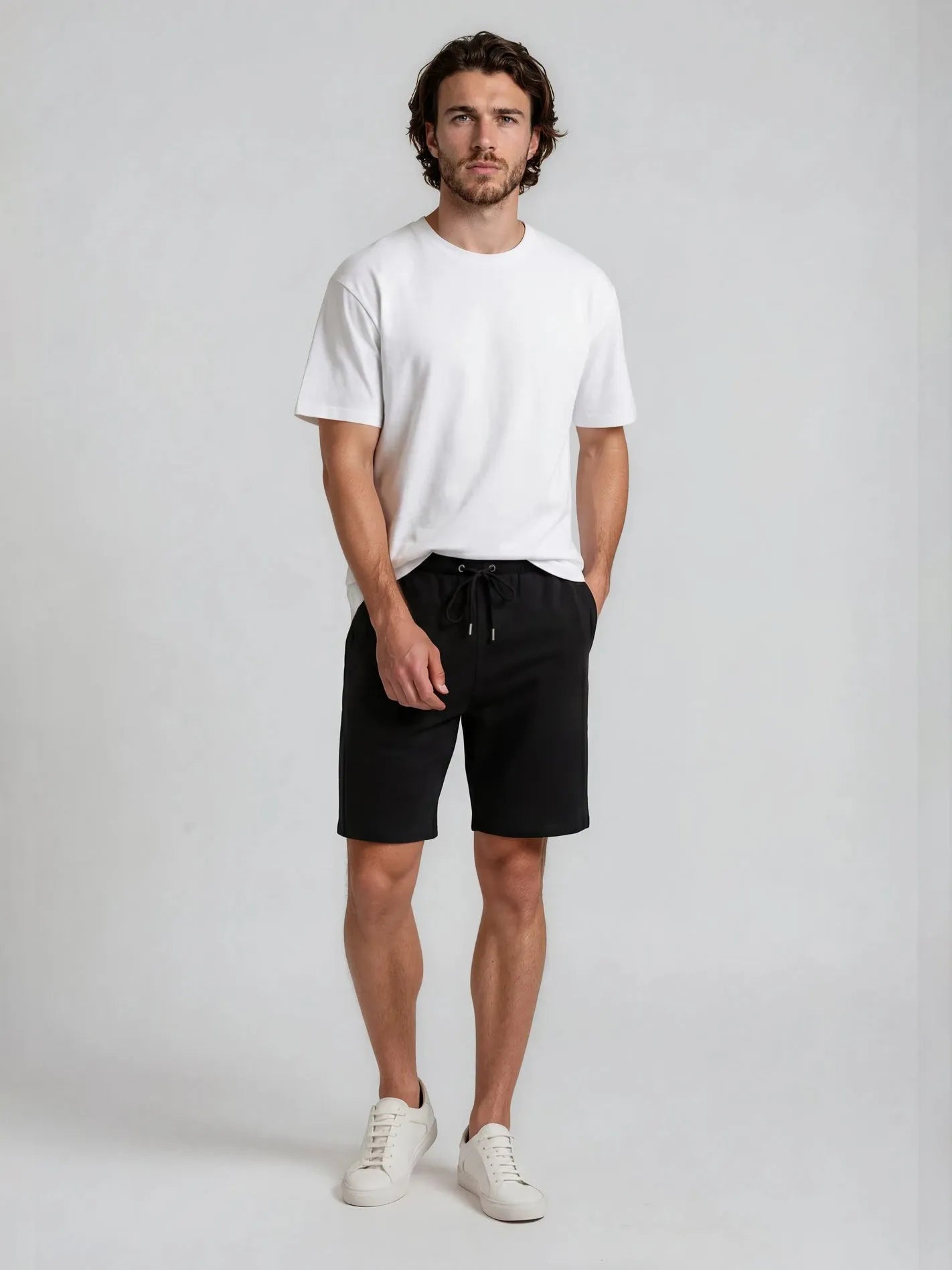Schwarze basic sweatbermuda mit relaxed fit und dezenten seitentaschen aus weichem material