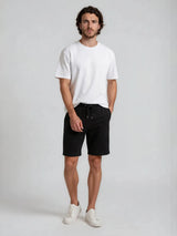 Schwarze basic sweatbermuda mit relaxed fit und dezenten seitentaschen aus weichem material