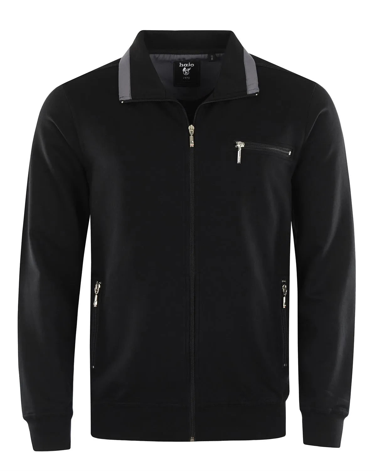 Schwarze Sportjacke mit Reißverschluss, grauer Kragenbesatz und Brusttasche.