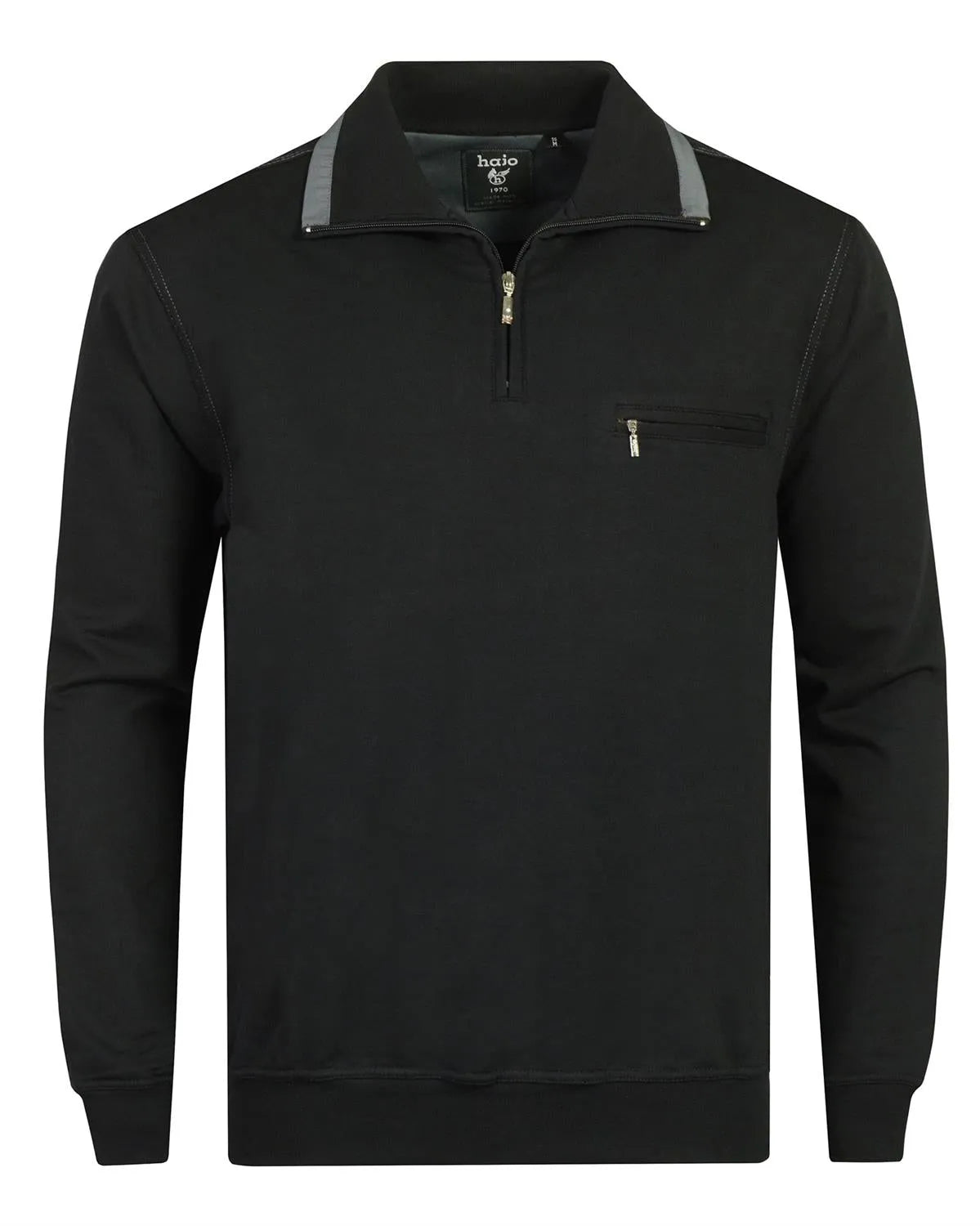 Schwarzer Pullover mit Viertelreißverschluss, grauem Kragen und einer Brusttasche.